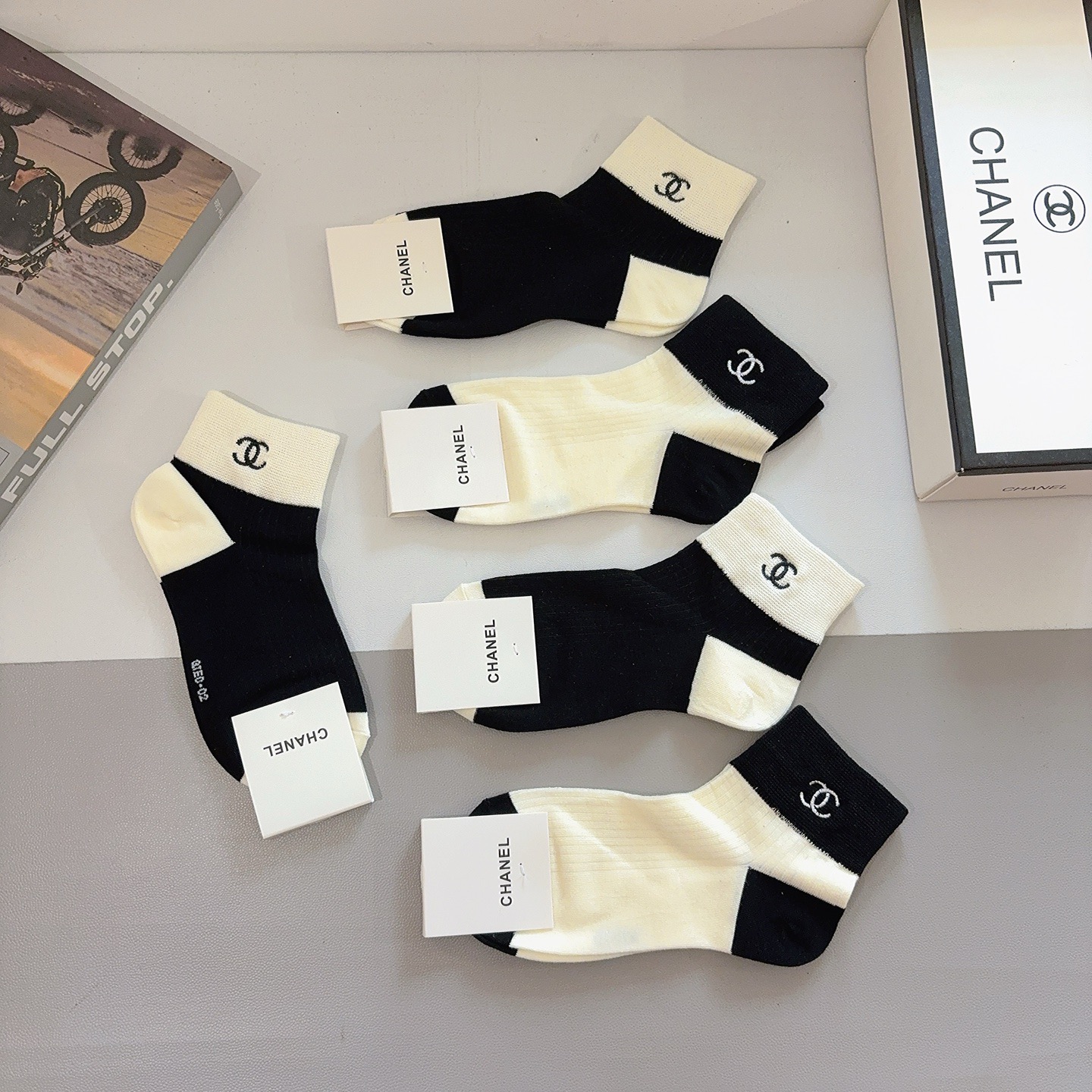 配包装（一盒5双） CHANEL 香奈儿新款刺绣纯棉袜子 经典字母logo船袜，个性时尚百搭款，！超柔软
