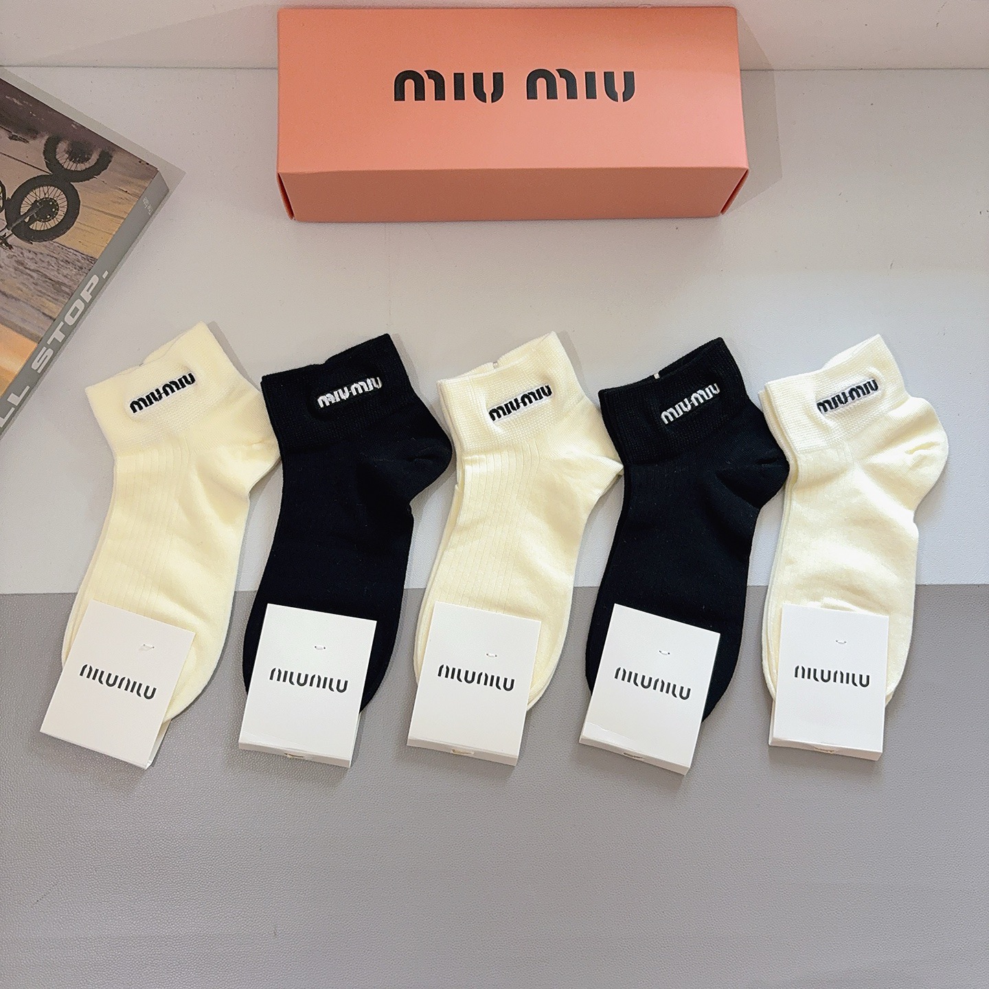 配包装（一盒5双） miumiu 缪缪新款刺绣纯棉袜子 经典字母logo船袜，个性时尚百搭款，！超柔软材