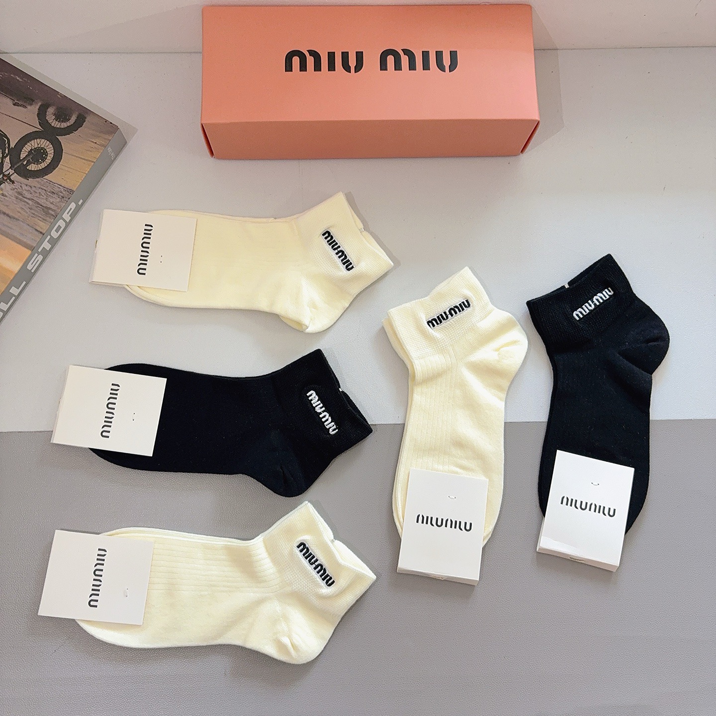配包装（一盒5双） miumiu 缪缪新款刺绣纯棉袜子 经典字母logo船袜，个性时尚百搭款，！超柔软材