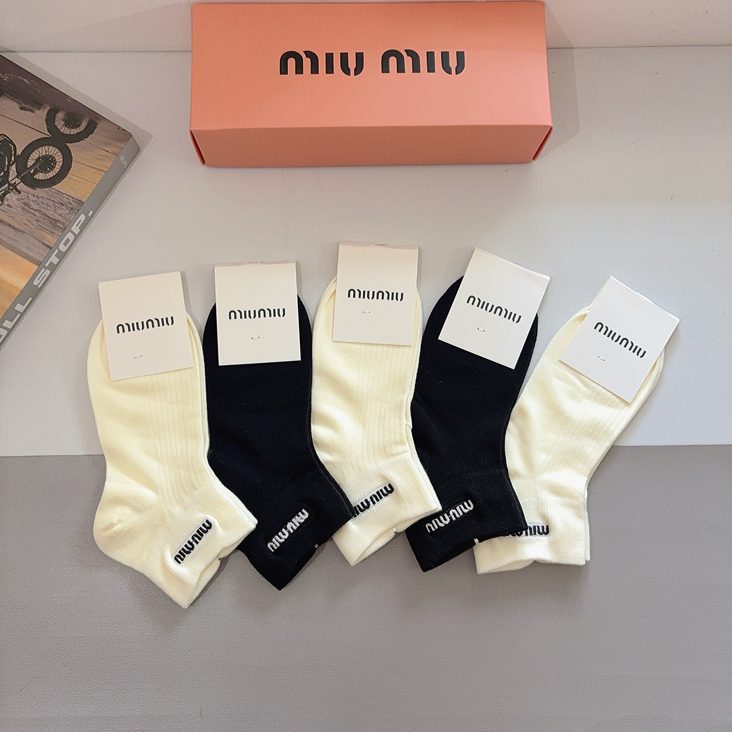 配包装（一盒5双） miumiu 缪缪新款刺绣纯棉袜子 经典字母logo船袜，个性时尚百搭款，！超柔软材