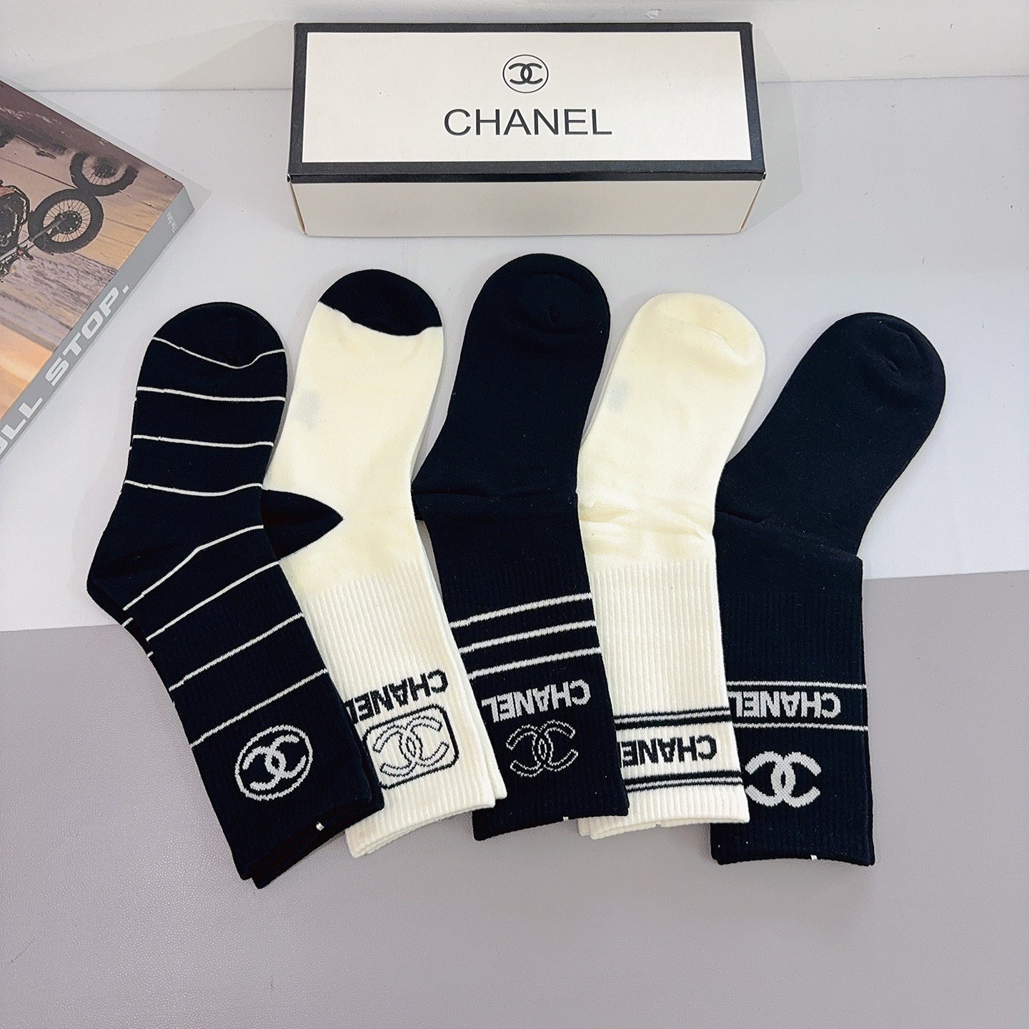 配包装（一盒5双）CHANEL 香奈儿经典长筒袜子❗️高版本纯棉材质柔软，秒杀市场普通货，经典的双C图案