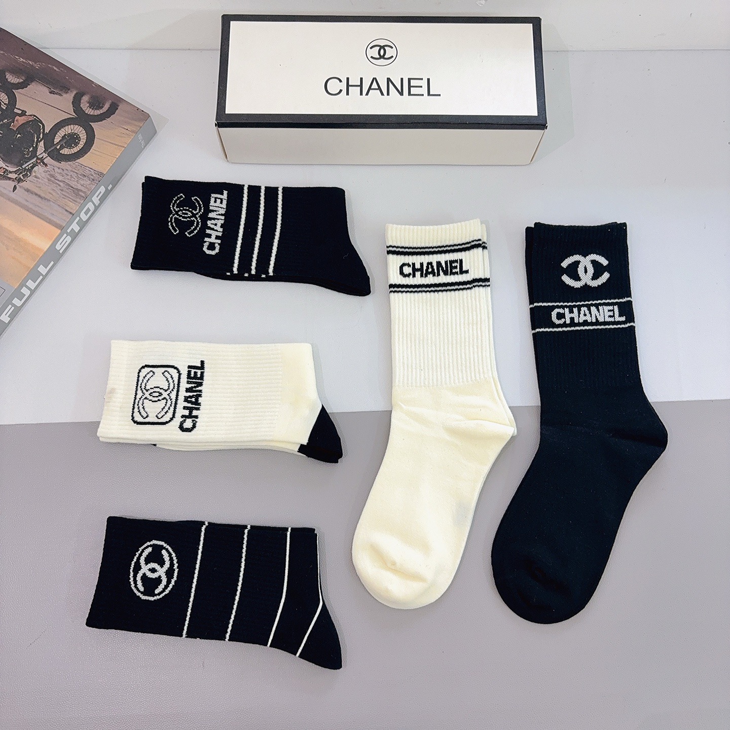 配包装（一盒5双）CHANEL 香奈儿经典长筒袜子❗️高版本纯棉材质柔软，秒杀市场普通货，经典的双C图案