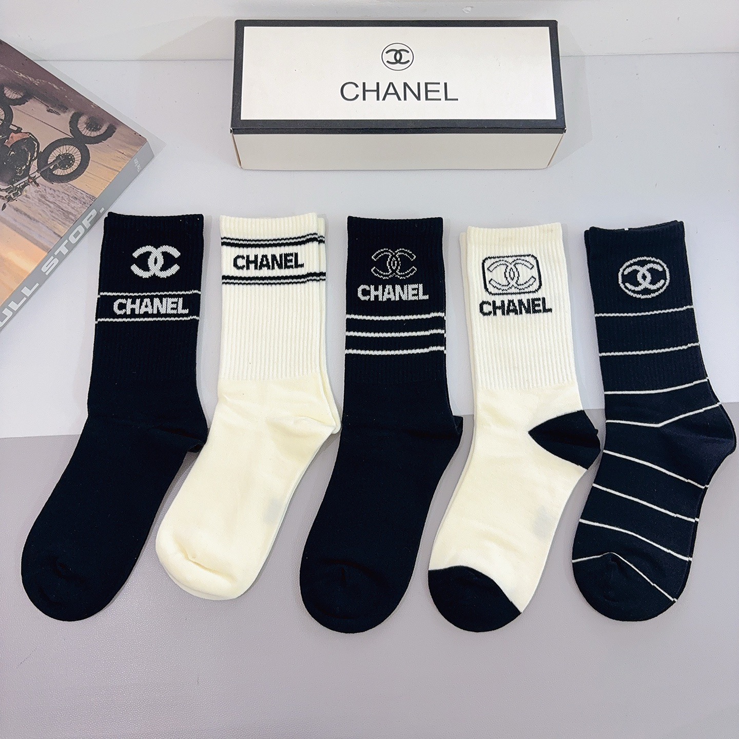 配包装（一盒5双）CHANEL 香奈儿经典长筒袜子❗️高版本纯棉材质柔软，秒杀市场普通货，经典的双C图案