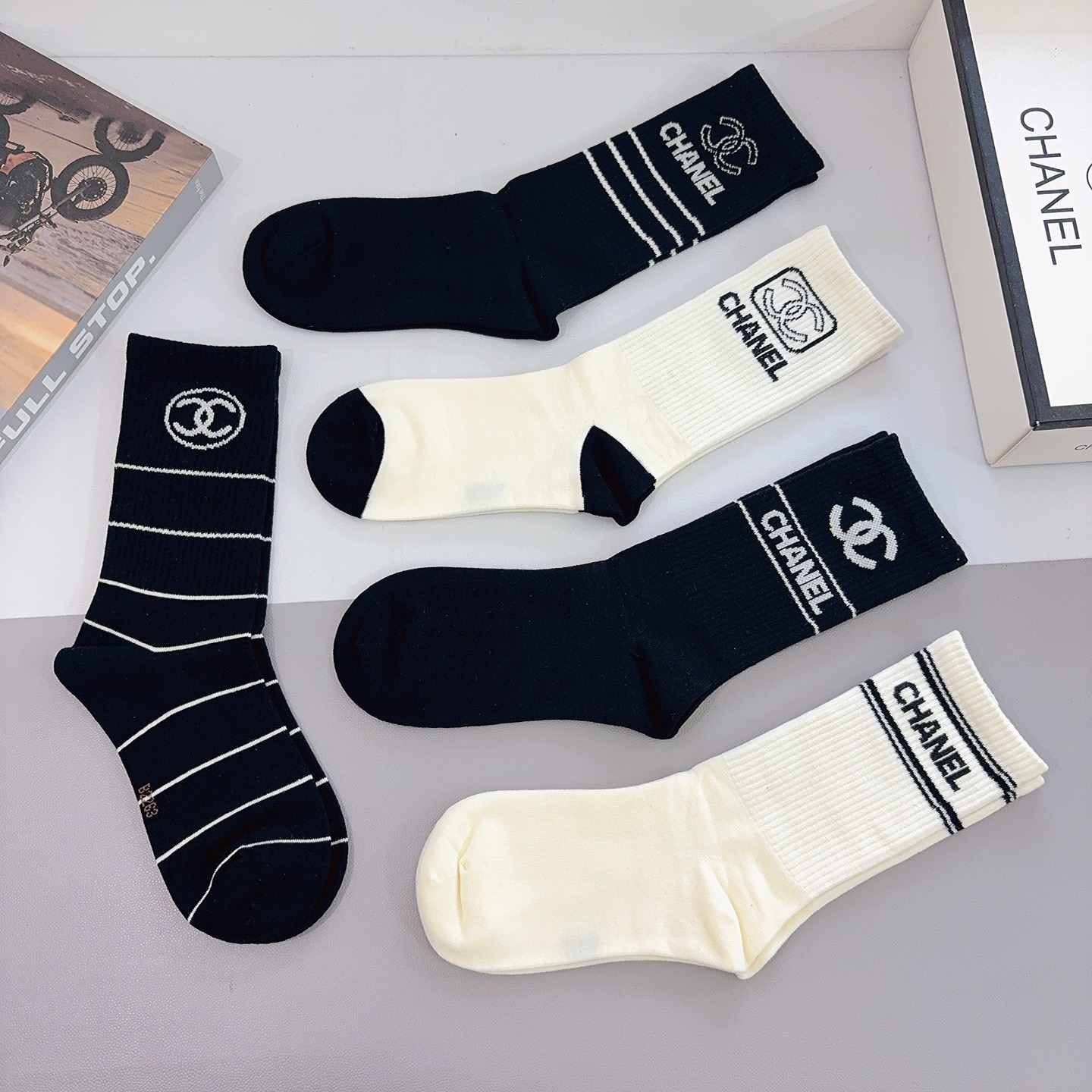 配包装（一盒5双）CHANEL 香奈儿经典长筒袜子❗️高版本纯棉材质柔软，秒杀市场普通货，经典的双C图案