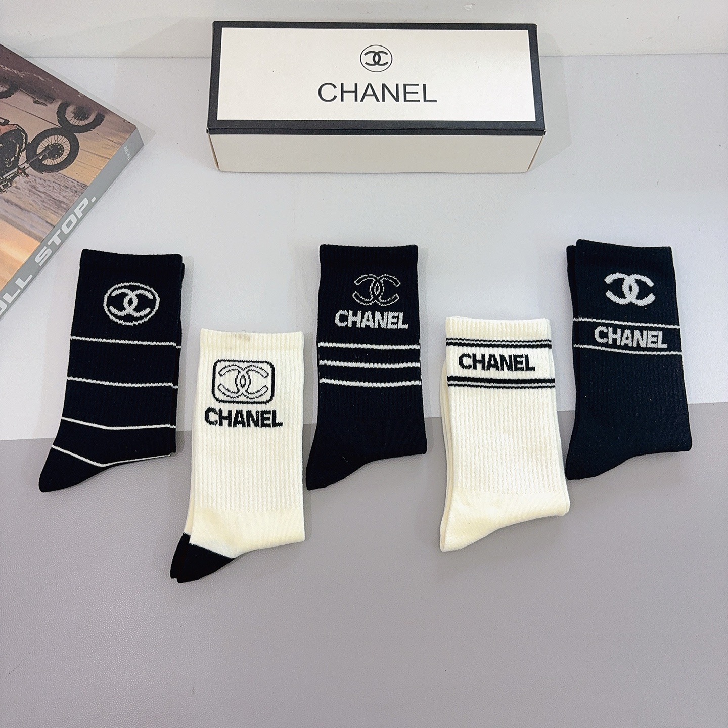 配包装（一盒5双）CHANEL 香奈儿经典长筒袜子❗️高版本纯棉材质柔软，秒杀市场普通货，经典的双C图案