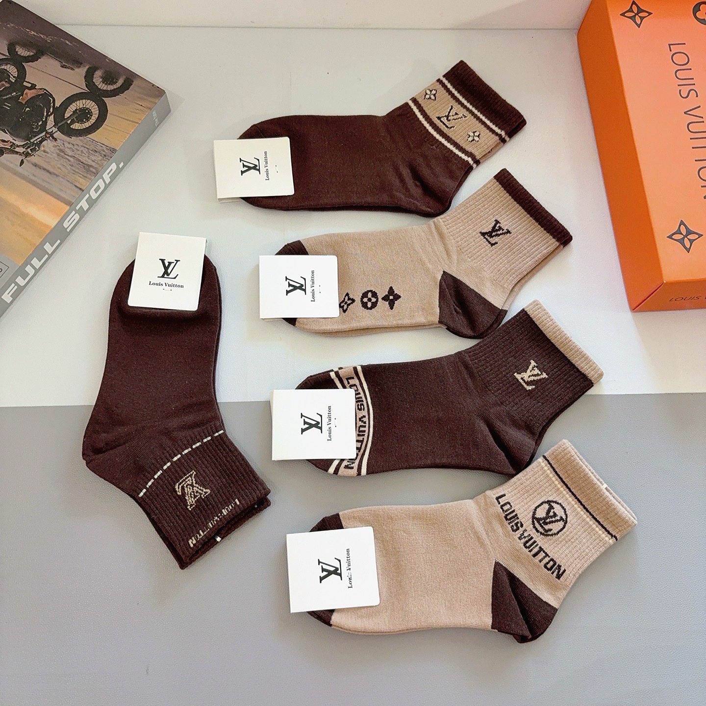 配包装（一盒5双） 🌟 LV 路易威登 超火爆小单品，纯棉面料，潮人必备 爆款，经典字母logo中筒袜，
