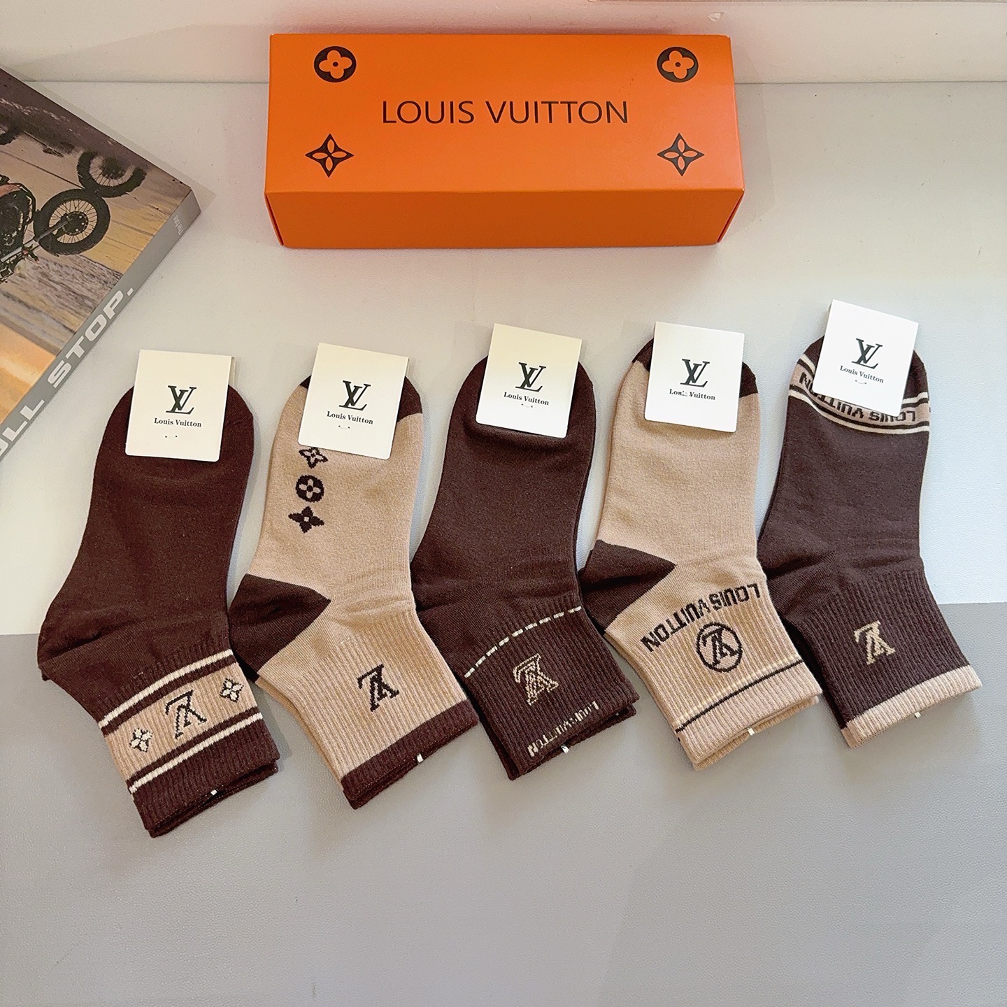 配包装（一盒5双） 🌟 LV 路易威登 超火爆小单品，纯棉面料，潮人必备 爆款，经典字母logo中筒袜，