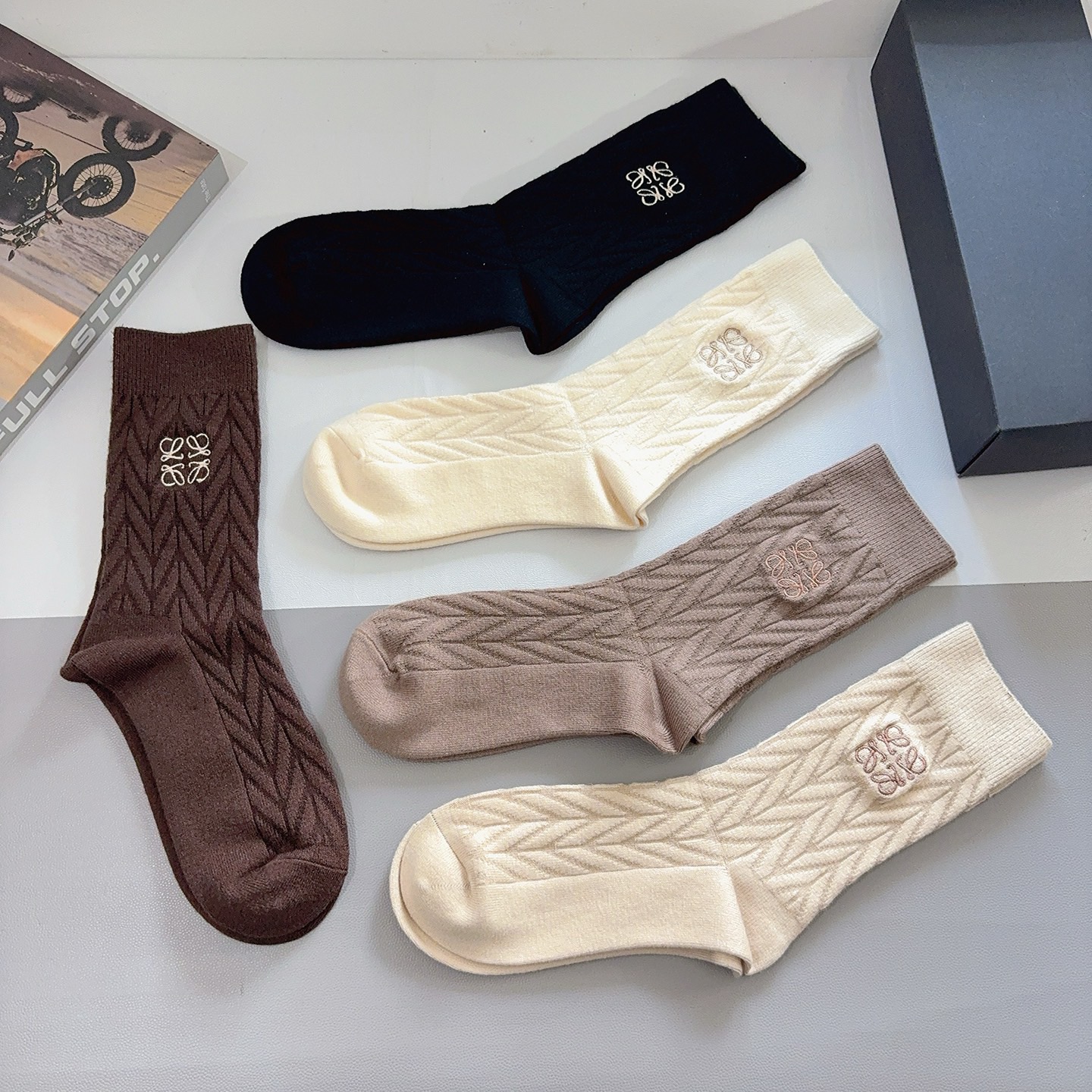 配包装【一盒5双】LOEWE 罗意威 高版本羊绒刺绣长筒袜子🔥潮人必不可少的时尚专柜代购长筒袜子 ，超好