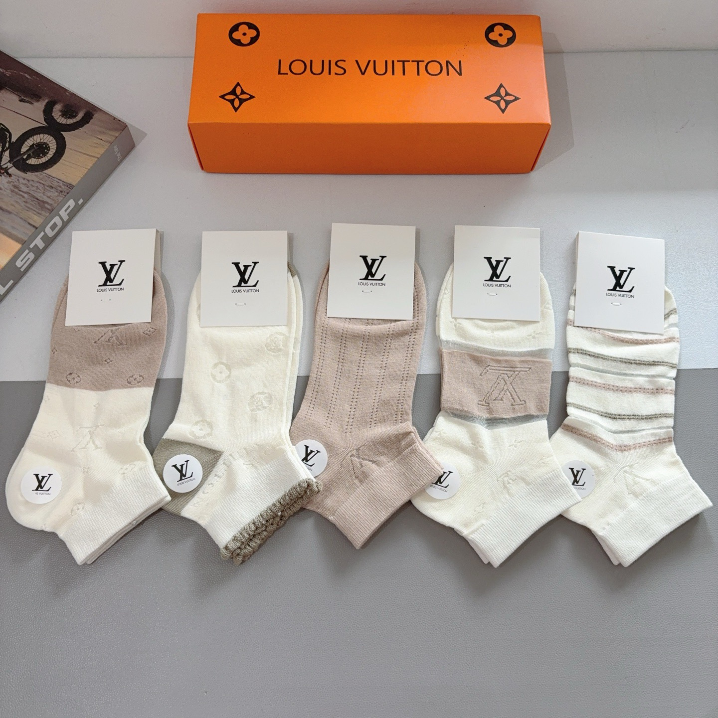 配包装（一盒5双） 🌟 LV 路易威登 ，竹棉袜子 潮人必备爆款，经典字母logo船袜，个性时尚百搭款，