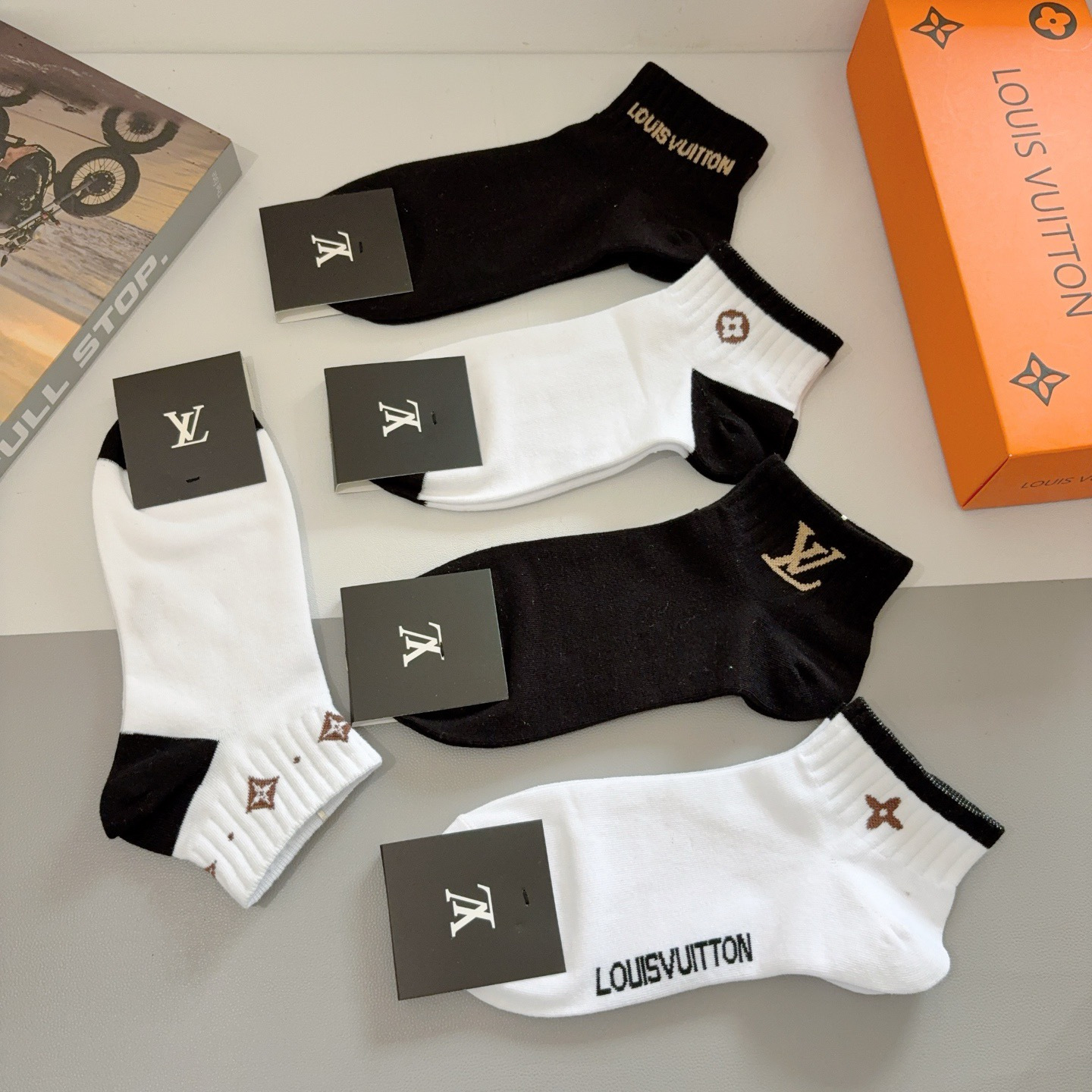 配包装（一盒5双） 🌟 LV 路易威登 超火男款船袜 纯棉面料，潮人必备 爆款，经典字母logo短筒袜子