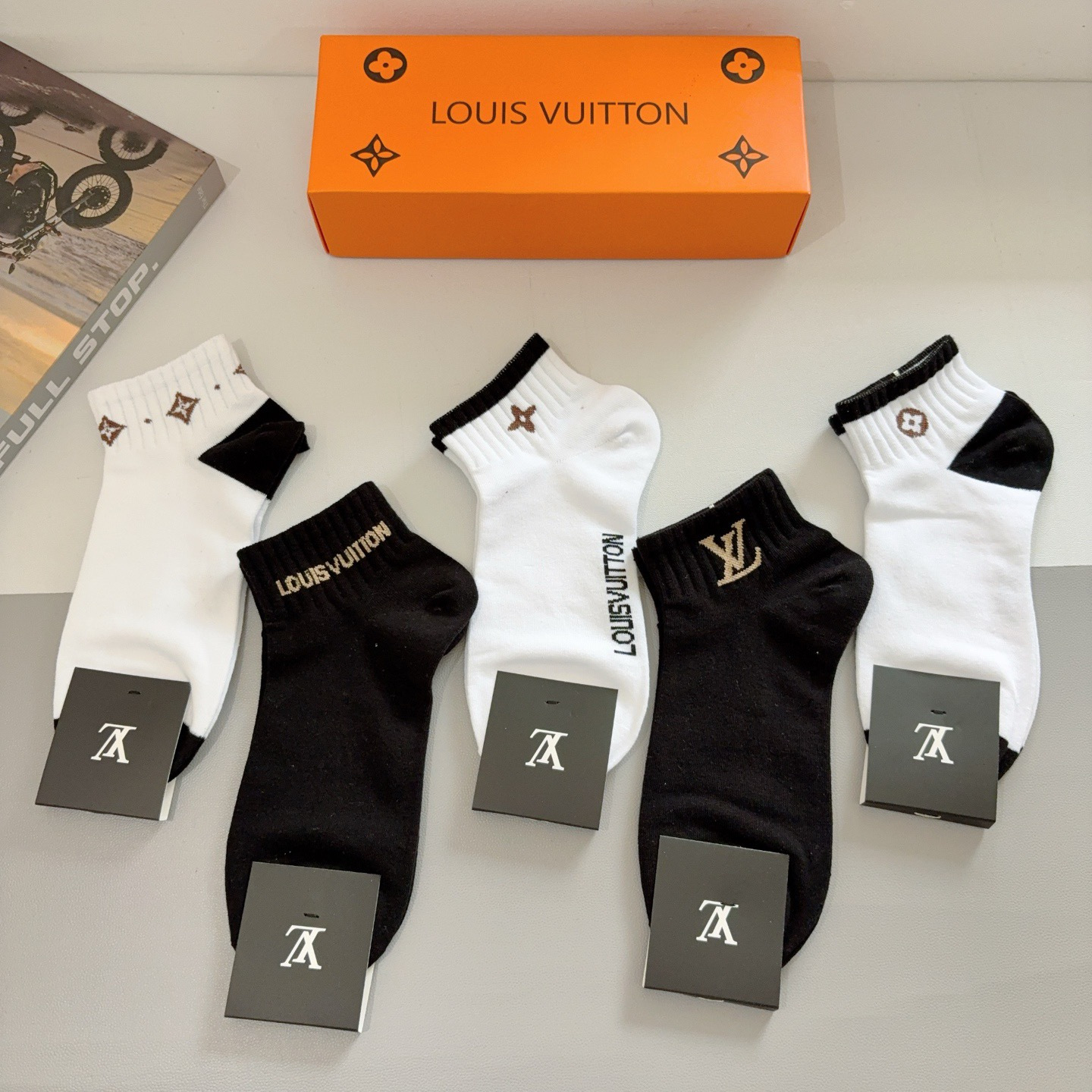 配包装（一盒5双） 🌟 LV 路易威登 超火男款船袜 纯棉面料，潮人必备 爆款，经典字母logo短筒袜子