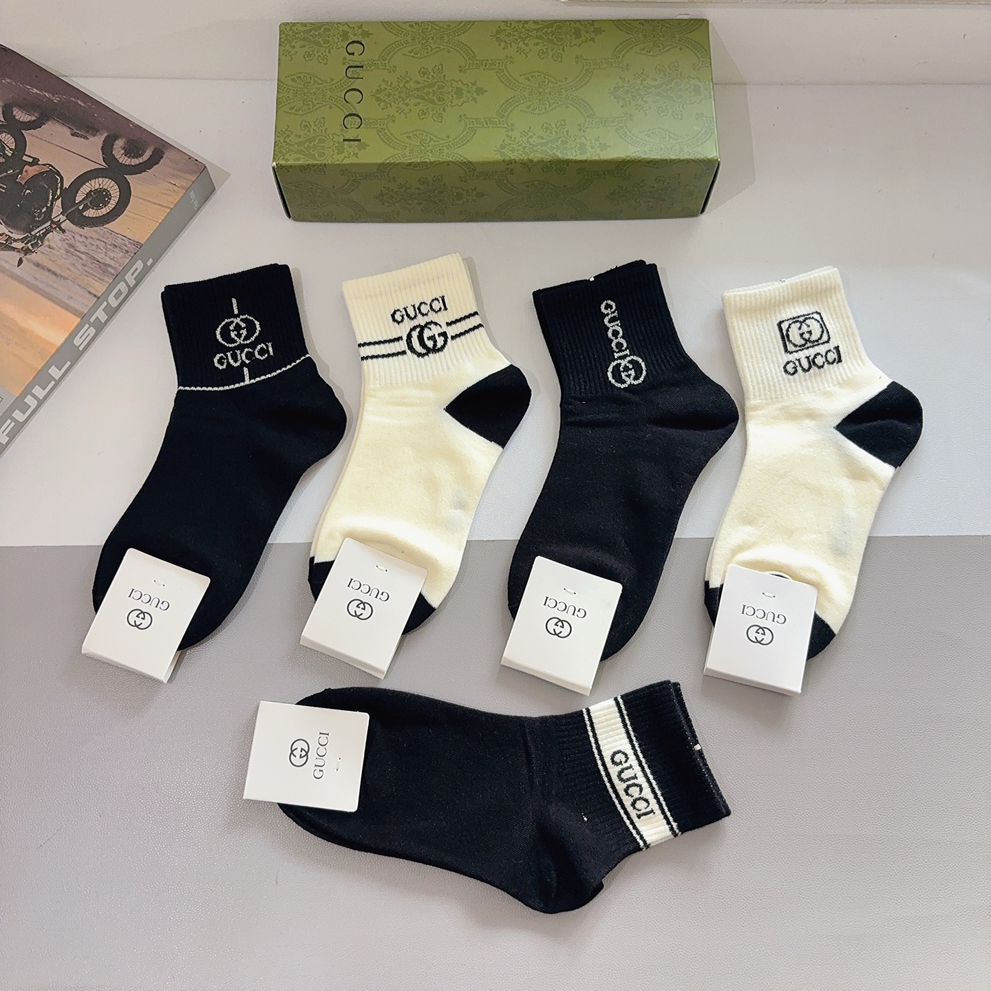 配包装（一盒5双）GUCCI 古奇 新款中筒袜子！纯棉面料，早秋款中筒袜子，💛大牌出街，潮人必备🔥超好搭