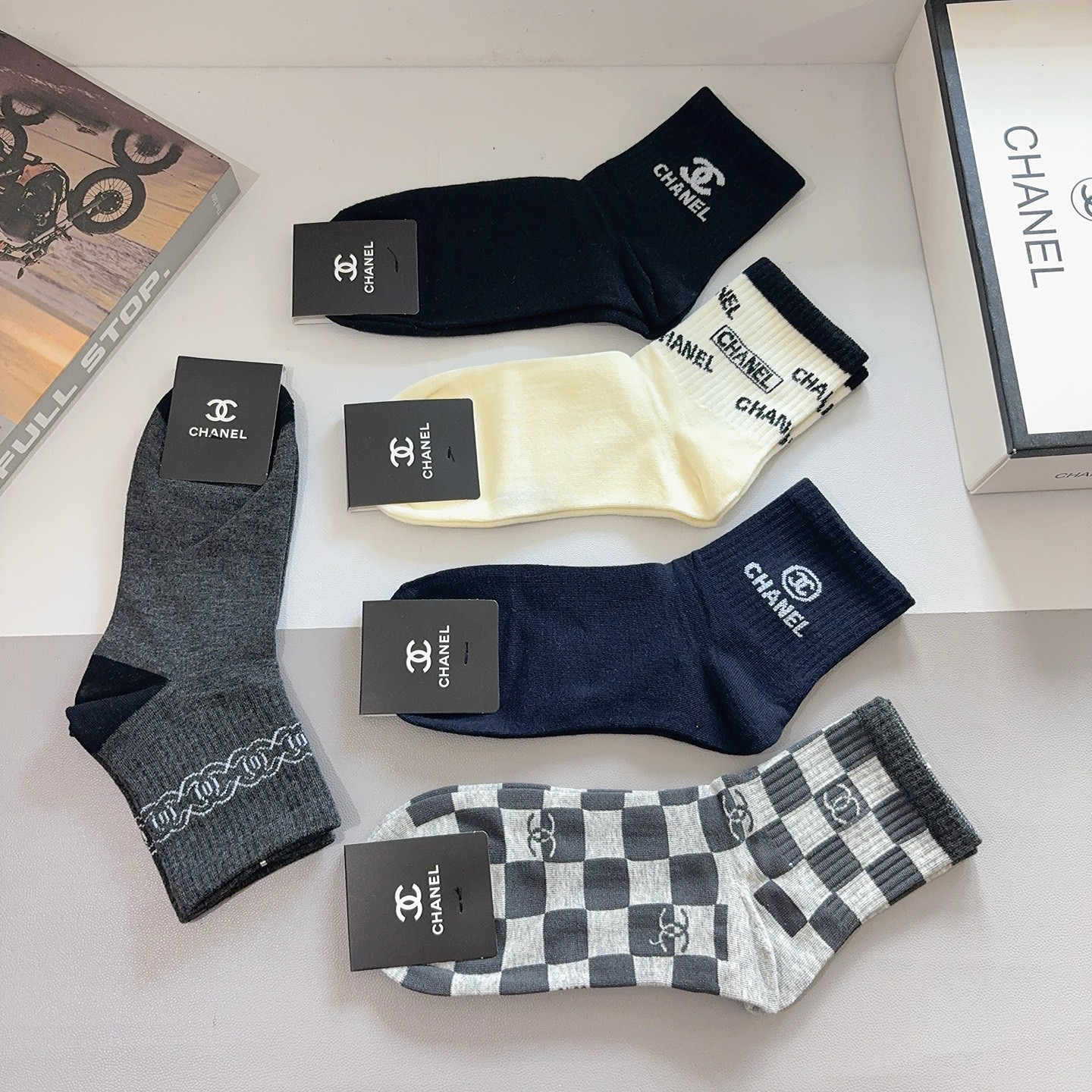 配包装（一盒5双） CHANEL 香奈儿 超火爆男款中筒袜子、纯棉面料，潮人必备款，个性时尚百搭款，！你