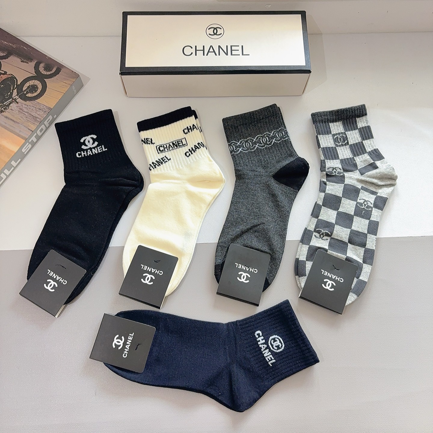配包装（一盒5双） CHANEL 香奈儿 超火爆男款中筒袜子、纯棉面料，潮人必备款，个性时尚百搭款，！你