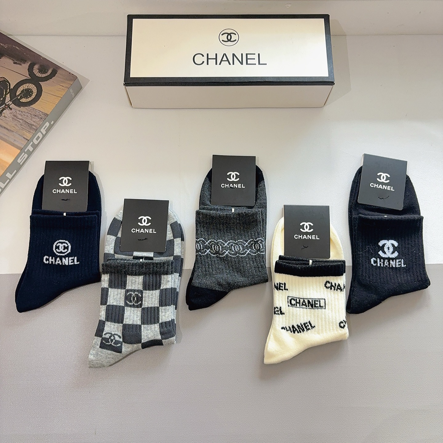 配包装（一盒5双） CHANEL 香奈儿 超火爆男款中筒袜子、纯棉面料，潮人必备款，个性时尚百搭款，！你