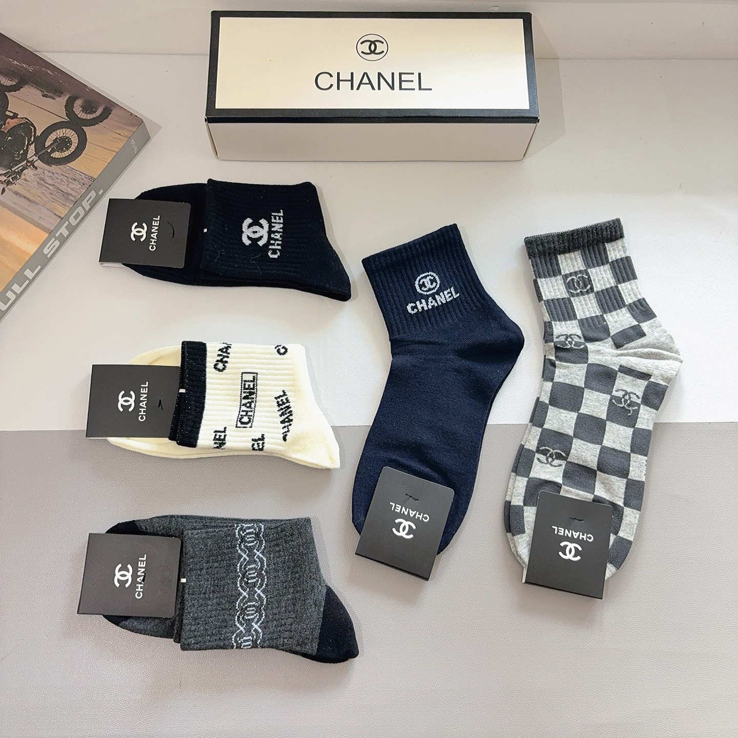 配包装（一盒5双） CHANEL 香奈儿 超火爆男款中筒袜子、纯棉面料，潮人必备款，个性时尚百搭款，！你