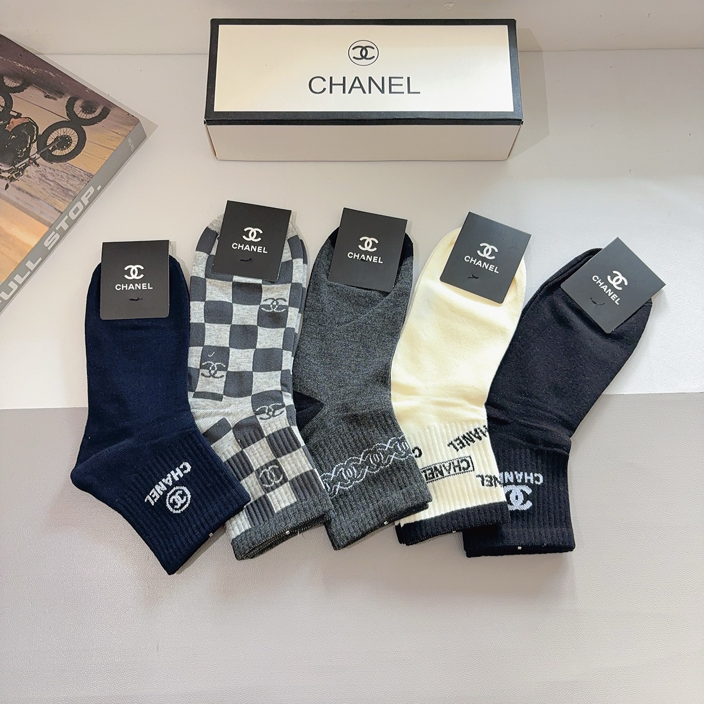 配包装（一盒5双） CHANEL 香奈儿 超火爆男款中筒袜子、纯棉面料，潮人必备款，个性时尚百搭款，！你
