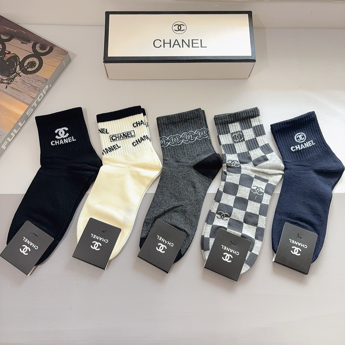 配包装（一盒5双） CHANEL 香奈儿 超火爆男款中筒袜子、纯棉面料，潮人必备款，个性时尚百搭款，！你
