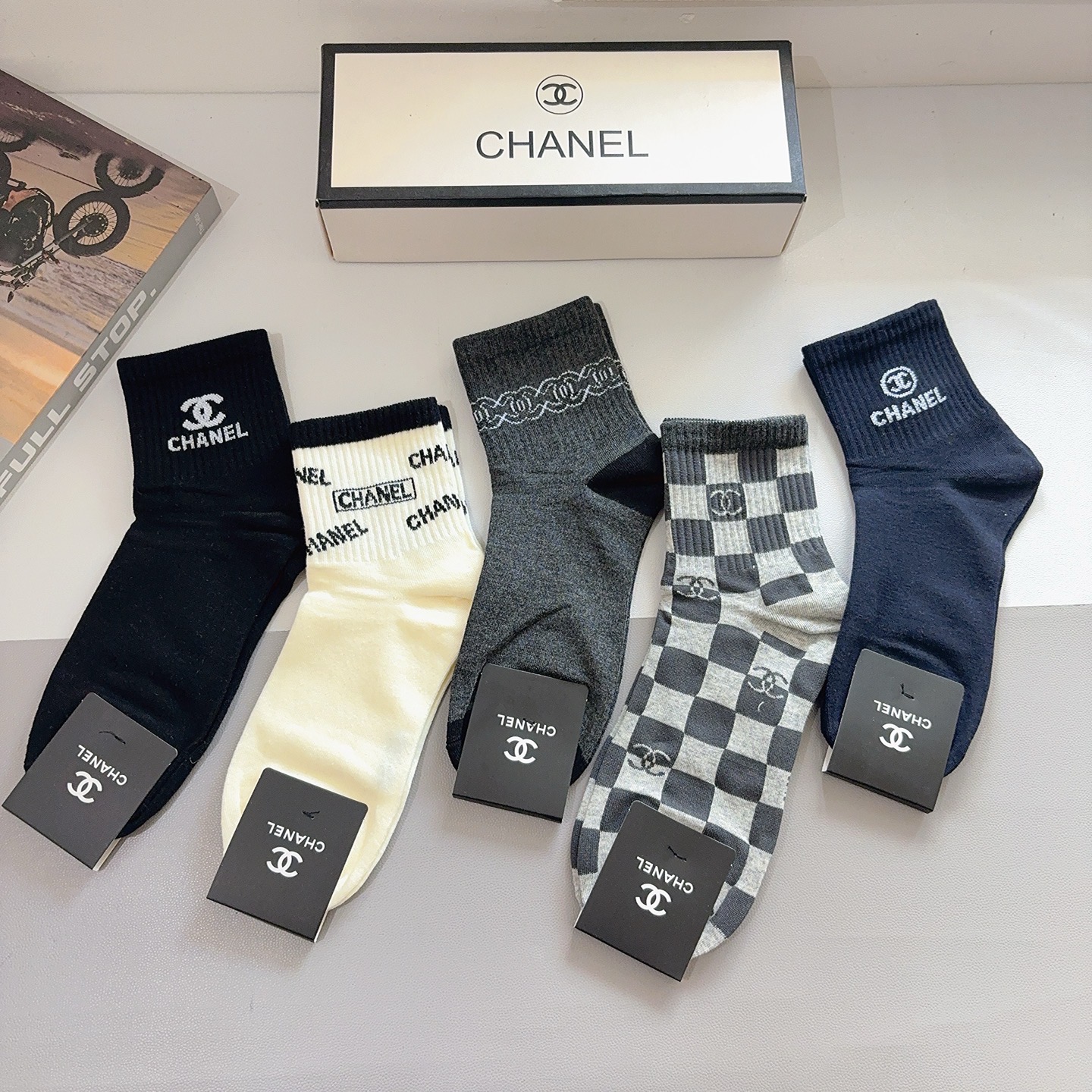 配包装（一盒5双） CHANEL 香奈儿 超火爆男款中筒袜子、纯棉面料，潮人必备款，个性时尚百搭款，！你