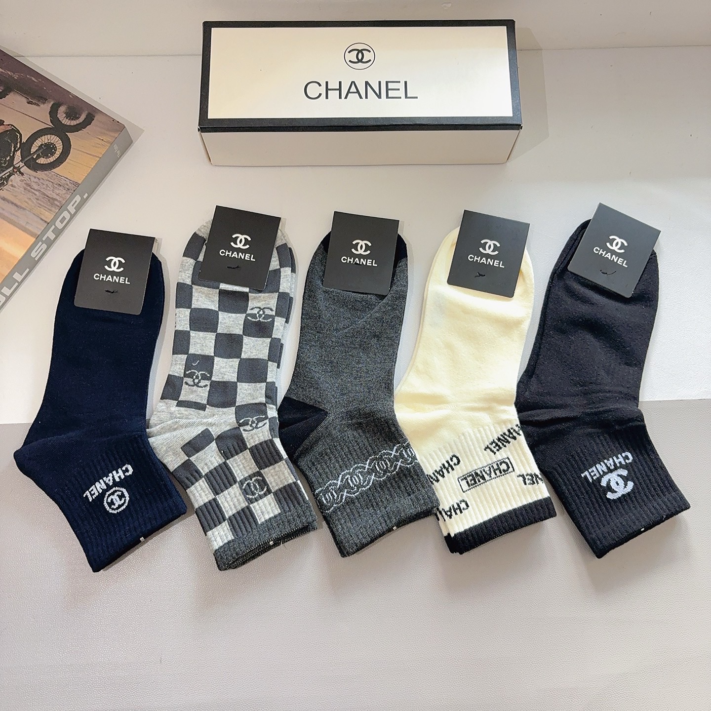 配包装（一盒5双） CHANEL 香奈儿 超火爆男款中筒袜子、纯棉面料，潮人必备款，个性时尚百搭款，！你