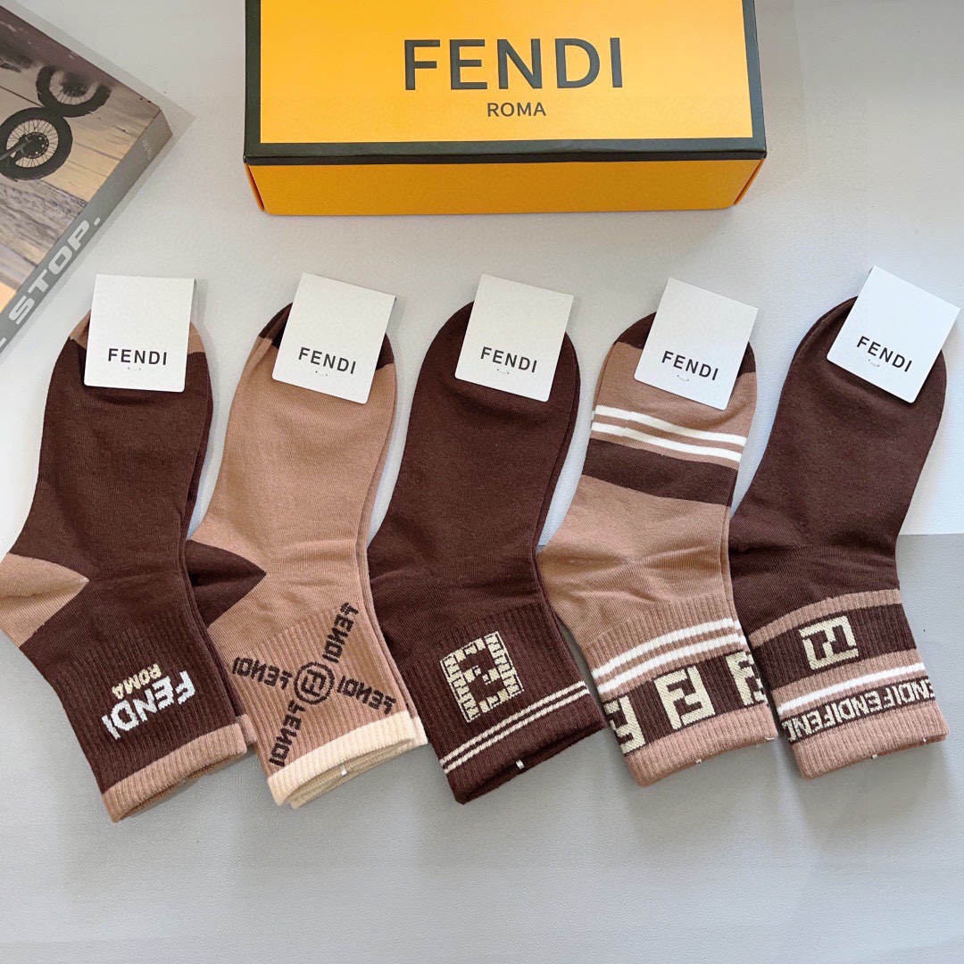 配包装（一盒5双）FENDI 芬迪 字母双Ｆ爆款中筒袜，纯棉面料， 专柜同款 💓纯棉面料，实用好穿 柔软