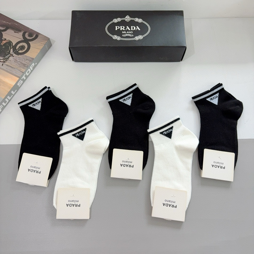 配包装（一盒5双） PRADA 普拉达 新款短筒袜子，纯棉面料，经典三角标logo 个性时尚百搭款，你值