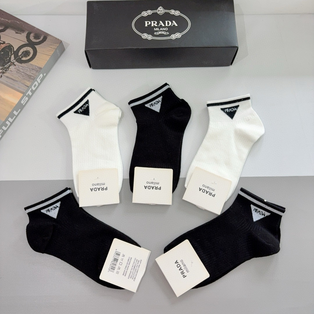 配包装（一盒5双） PRADA 普拉达 新款短筒袜子，纯棉面料，经典三角标logo 个性时尚百搭款，你值
