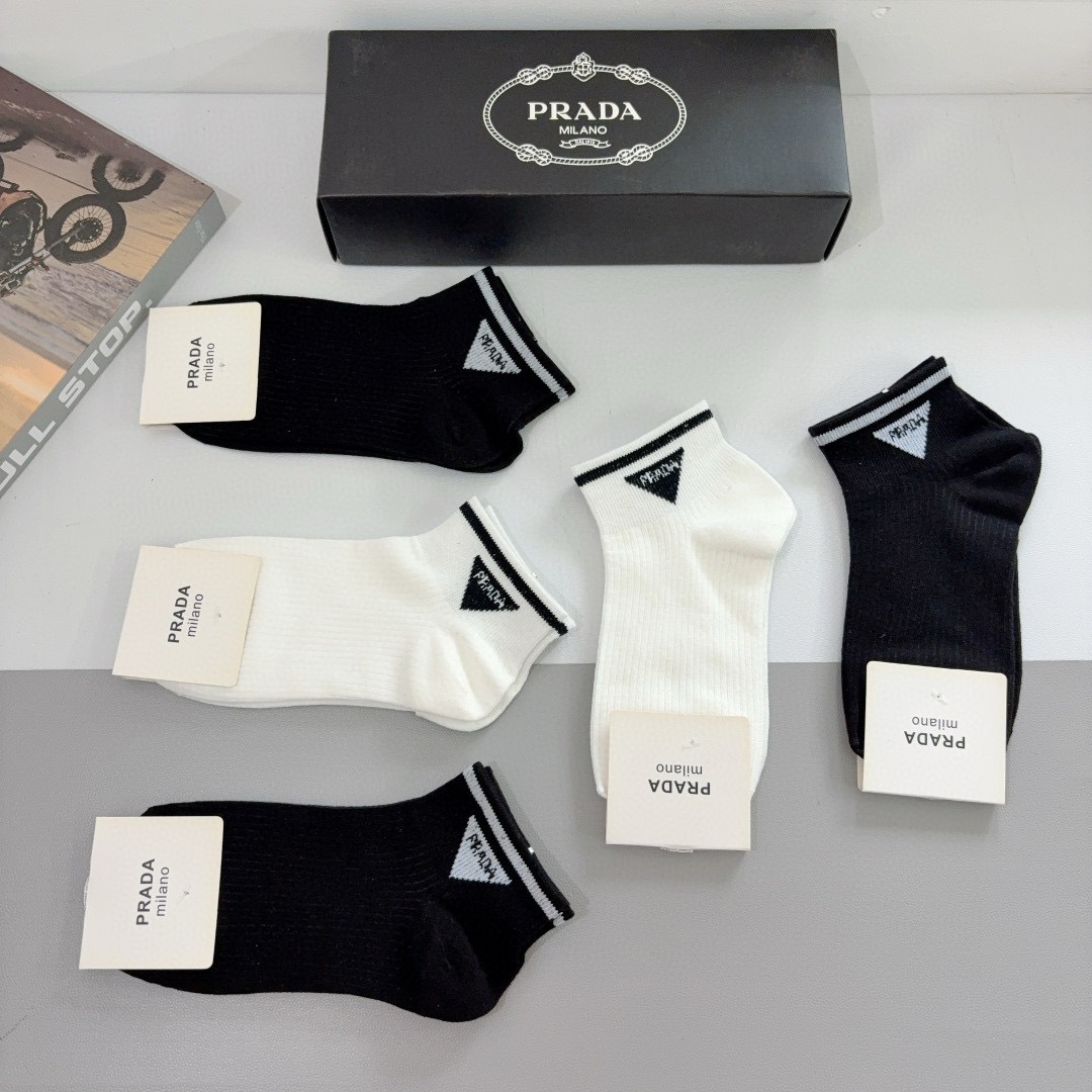 配包装（一盒5双） PRADA 普拉达 新款短筒袜子，纯棉面料，经典三角标logo 个性时尚百搭款，你值