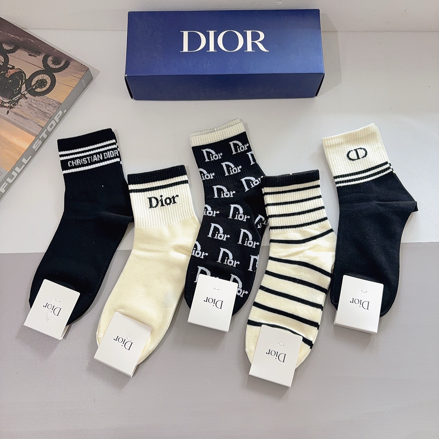 配包装（一盒5双） Dior 迪奥 新款中筒袜子！纯棉面料，火爆Ｄ图案，专柜同步袜 💛大牌出街，潮人必备