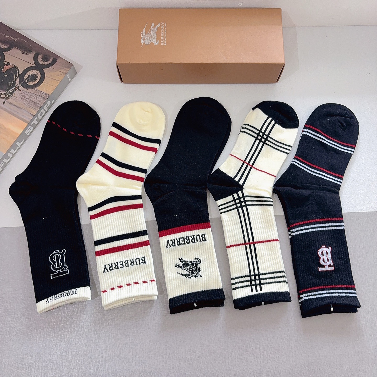 配包装（一盒5双）🌟Burberry 巴宝莉 超火小单品男女通用长筒袜子，纯棉面料，潮人必备 经典款搭配