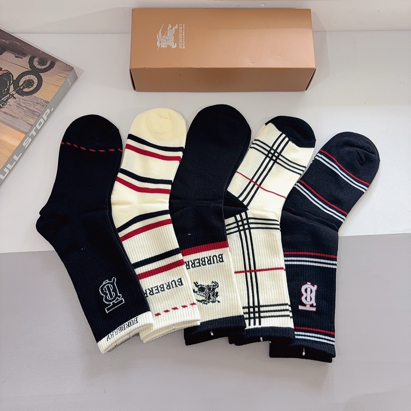 配包装（一盒5双）🌟Burberry 巴宝莉 超火小单品男女通用长筒袜子，纯棉面料，潮人必备 经典款搭配