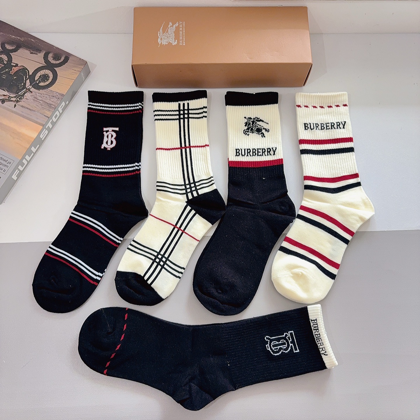 配包装（一盒5双）🌟Burberry 巴宝莉 超火小单品男女通用长筒袜子，纯棉面料，潮人必备 经典款搭配