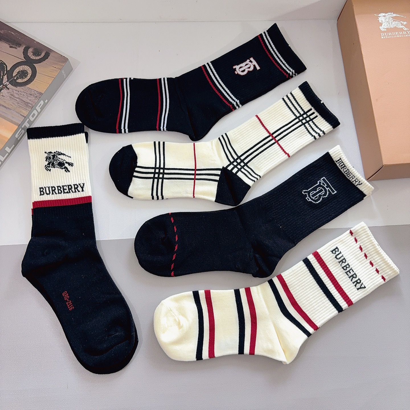 配包装（一盒5双）🌟Burberry 巴宝莉 超火小单品男女通用长筒袜子，纯棉面料，潮人必备 经典款搭配