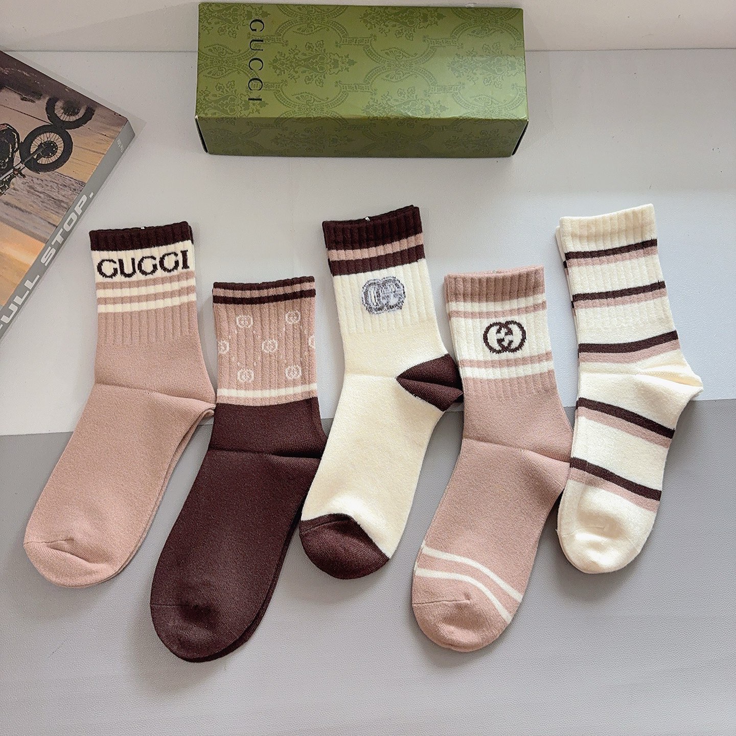 配包装（一盒5双）Gucci 古奇 新款字母兔绒中筒袜子！经典字母专柜同步袜子，超柔软材质大牌出街，潮人