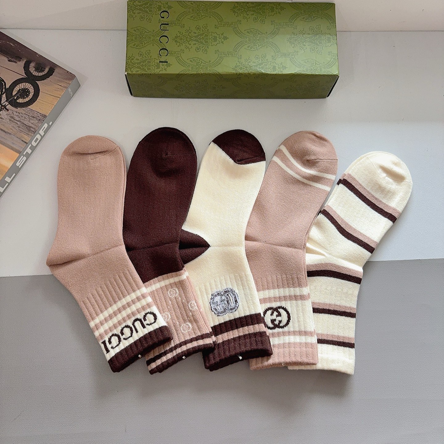配包装（一盒5双）Gucci 古奇 新款字母兔绒中筒袜子！经典字母专柜同步袜子，超柔软材质大牌出街，潮人