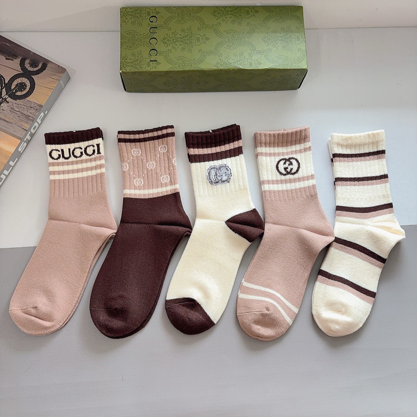 配包装（一盒5双）Gucci 古奇 新款字母兔绒中筒袜子！经典字母专柜同步袜子，超柔软材质大牌出街，潮人