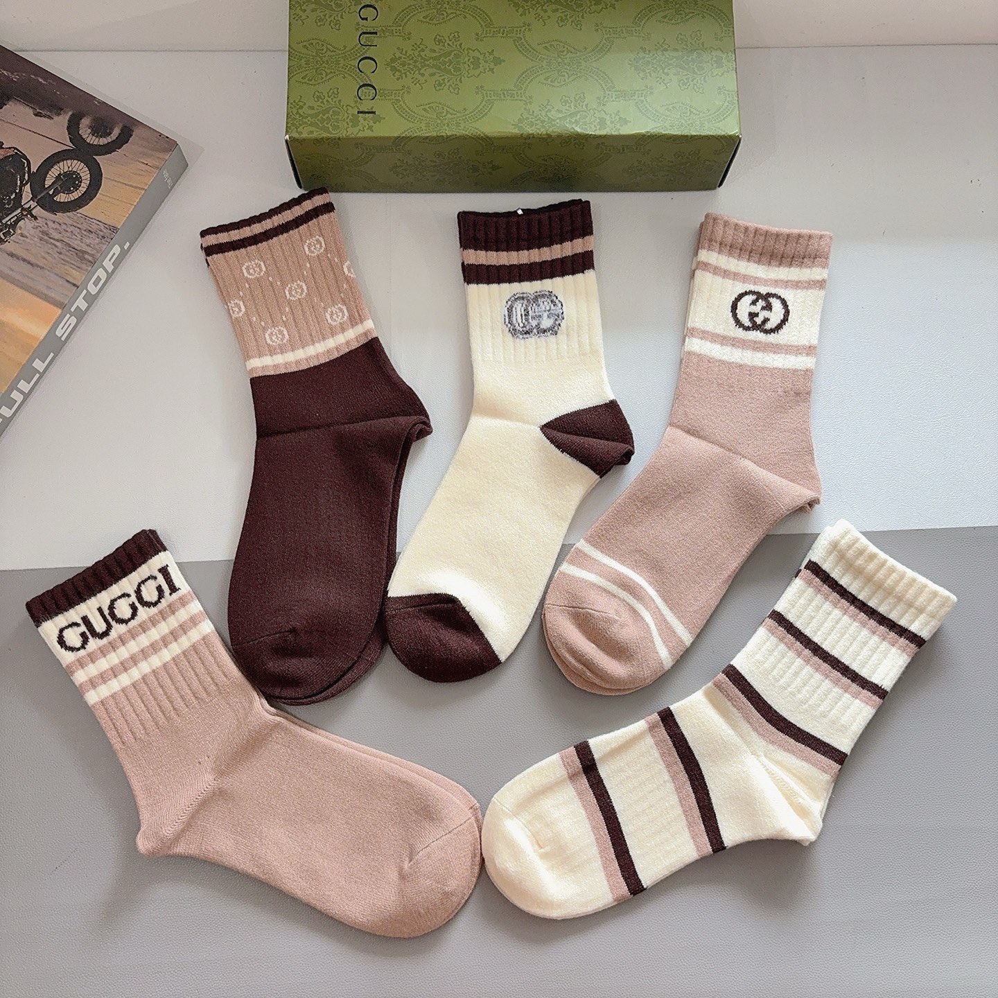 配包装（一盒5双）Gucci 古奇 新款字母兔绒中筒袜子！经典字母专柜同步袜子，超柔软材质大牌出街，潮人