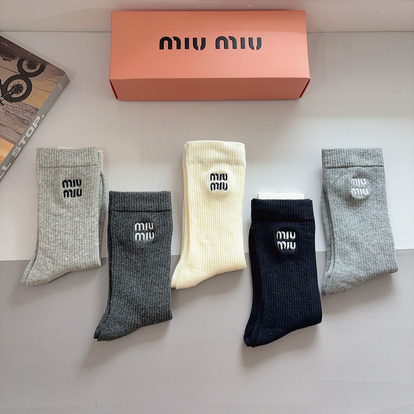 配包装（一盒5双）miumiu 缪缪 新款长筒刺绣纯棉面料，专柜同步长筒袜子，💛大牌出街，潮人必备🔥超好