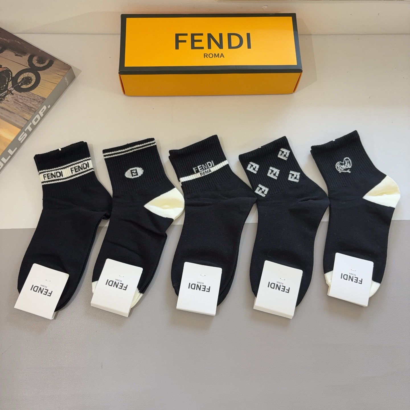 配包装（一盒5双）FENDI 芬迪 字母双Ｆ爆款中筒袜，纯棉面料， 专柜同款 💓纯棉面料，实用好穿 柔软