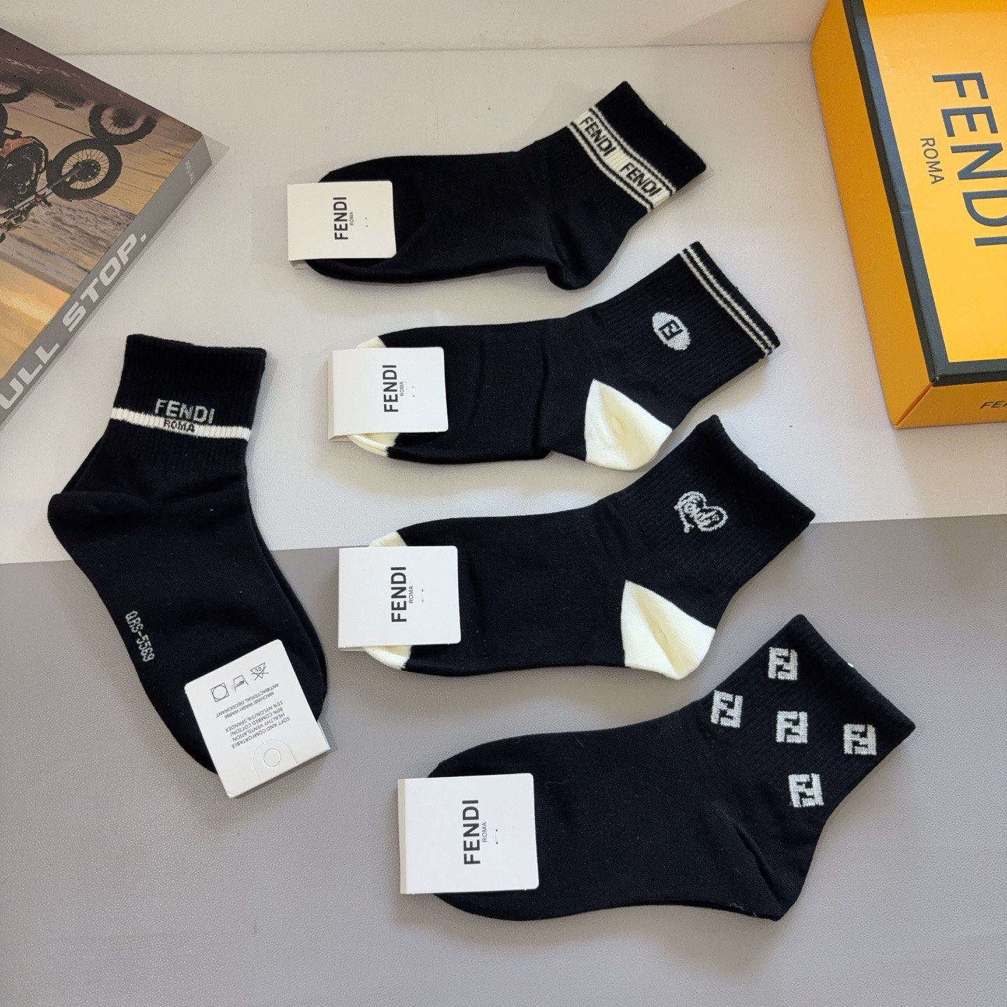 配包装（一盒5双）FENDI 芬迪 字母双Ｆ爆款中筒袜，纯棉面料， 专柜同款 💓纯棉面料，实用好穿 柔软