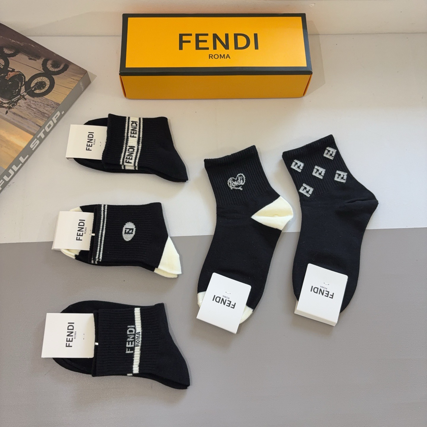 配包装（一盒5双）FENDI 芬迪 字母双Ｆ爆款中筒袜，纯棉面料， 专柜同款 💓纯棉面料，实用好穿 柔软