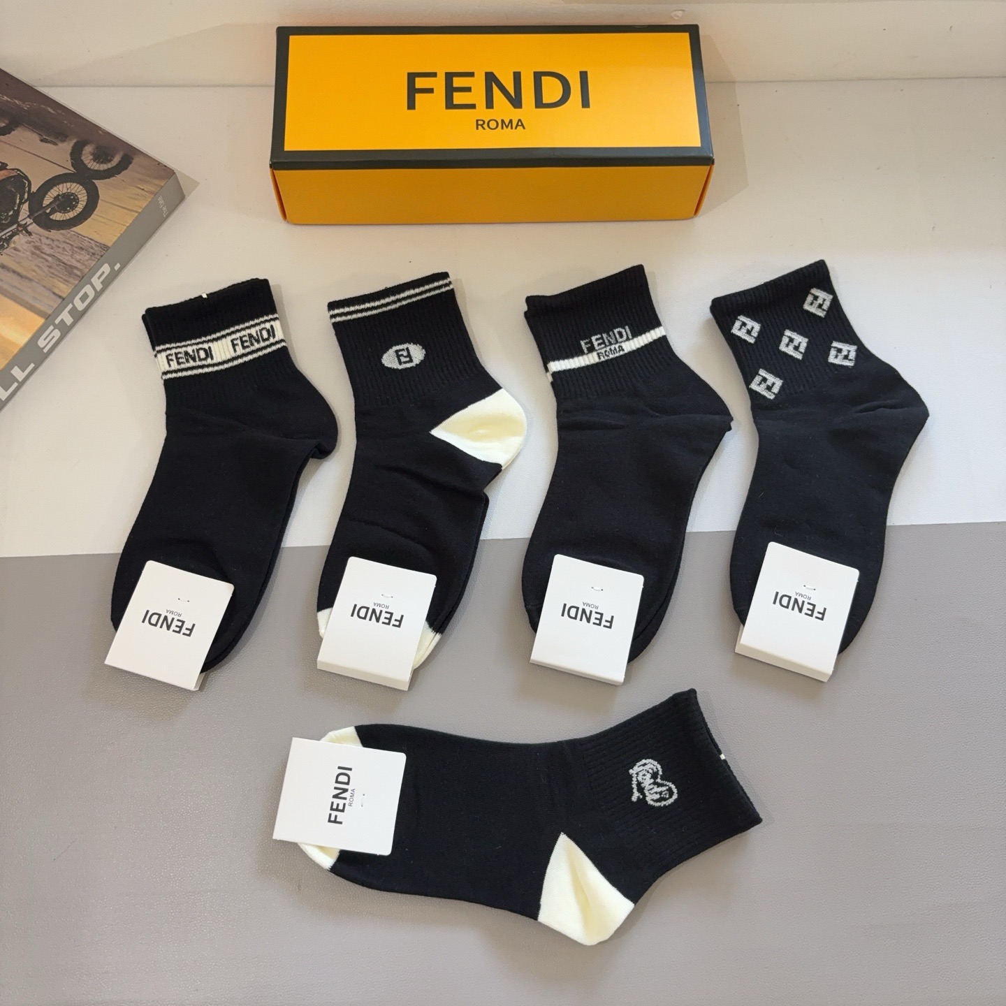 配包装（一盒5双）FENDI 芬迪 字母双Ｆ爆款中筒袜，纯棉面料， 专柜同款 💓纯棉面料，实用好穿 柔软