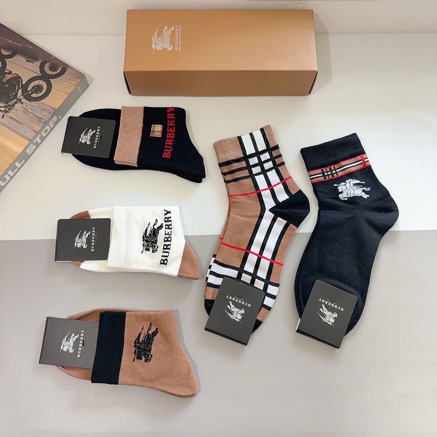 配包装（一盒5双） Burberry 巴宝莉 超火爆男款中筒袜子、纯棉面料，潮人必备款，个性时尚百搭款，