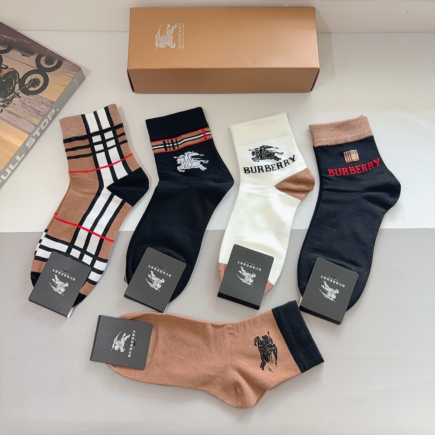 配包装（一盒5双） Burberry 巴宝莉 超火爆男款中筒袜子、纯棉面料，潮人必备款，个性时尚百搭款，