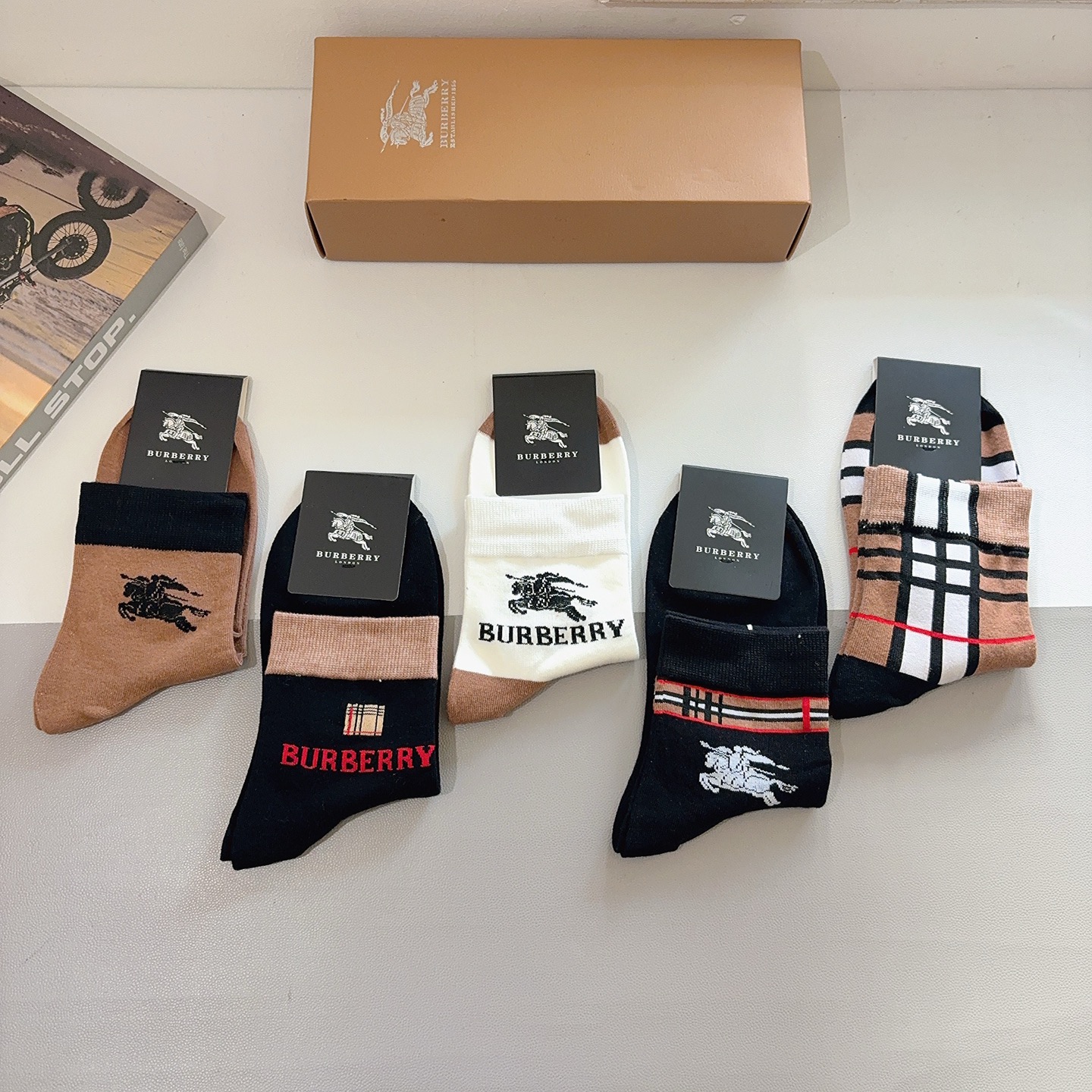 配包装（一盒5双） Burberry 巴宝莉 超火爆男款中筒袜子、纯棉面料，潮人必备款，个性时尚百搭款，