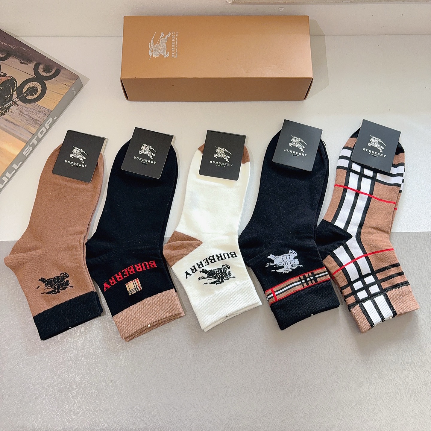 配包装（一盒5双） Burberry 巴宝莉 超火爆男款中筒袜子、纯棉面料，潮人必备款，个性时尚百搭款，