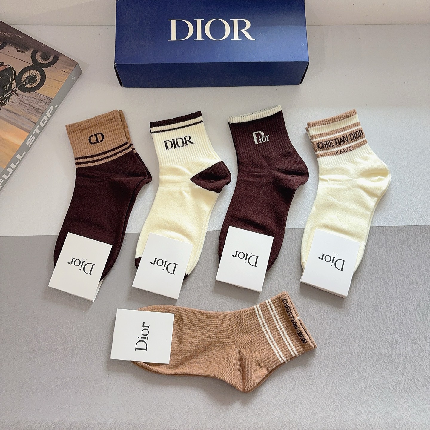 配包装（一盒5双） Dior 迪奥 新款中筒袜子！纯棉面料，火爆Ｄ图案，专柜同步袜 💛大牌出街，潮人必备