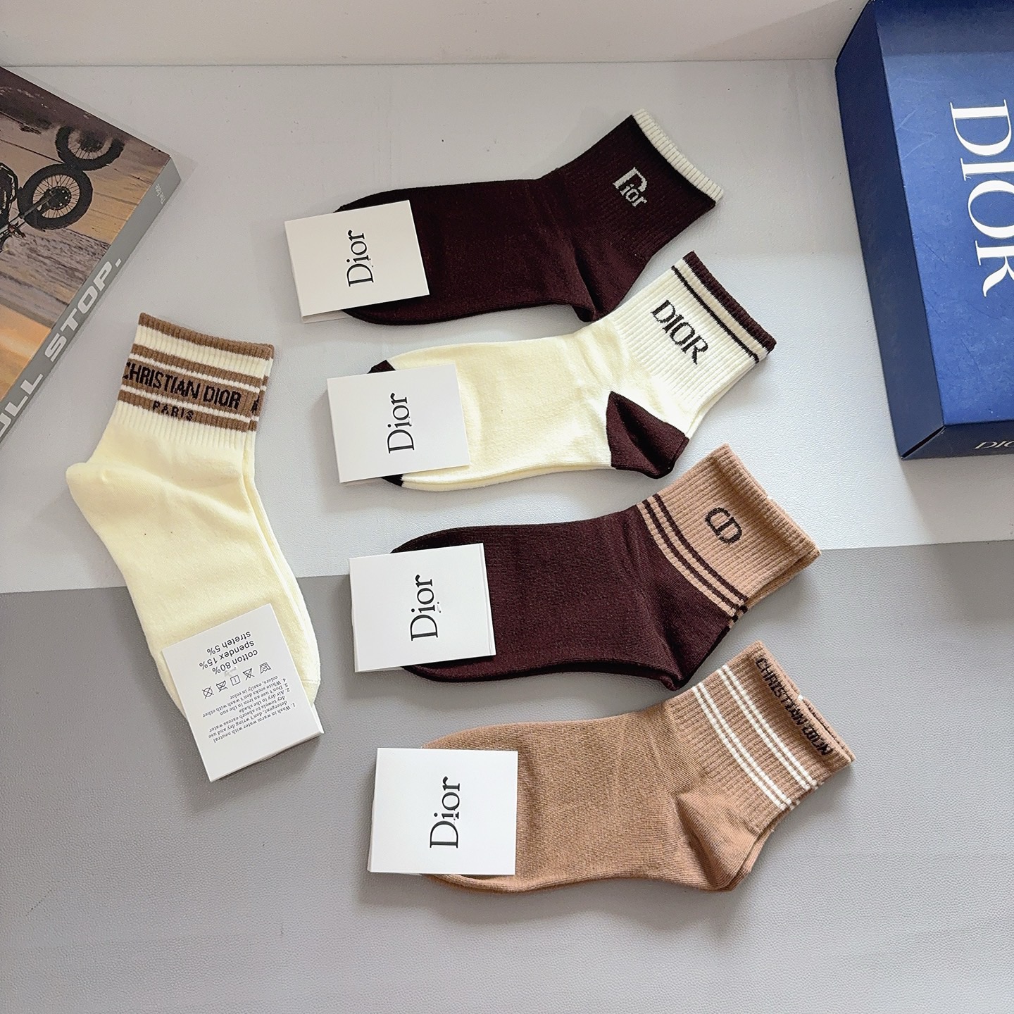 配包装（一盒5双） Dior 迪奥 新款中筒袜子！纯棉面料，火爆Ｄ图案，专柜同步袜 💛大牌出街，潮人必备