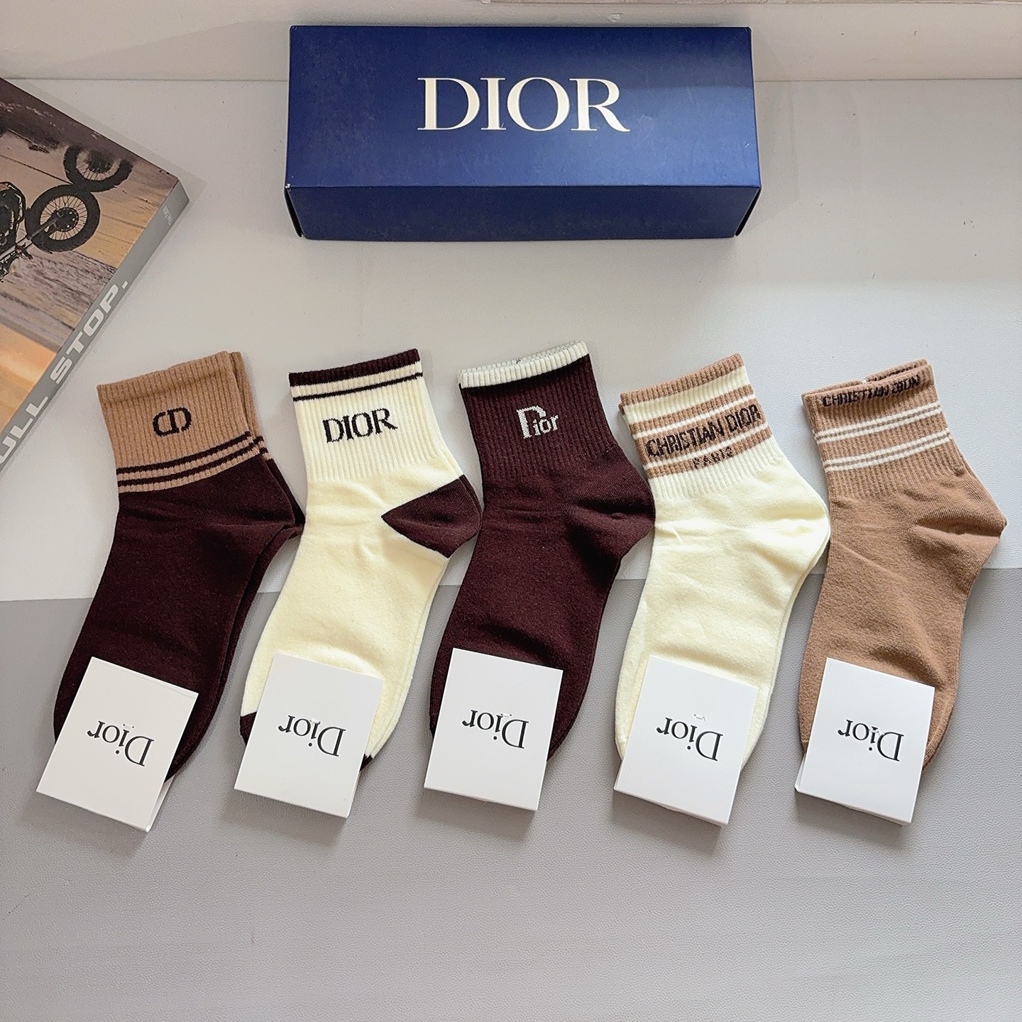 配包装（一盒5双） Dior 迪奥 新款中筒袜子！纯棉面料，火爆Ｄ图案，专柜同步袜 💛大牌出街，潮人必备