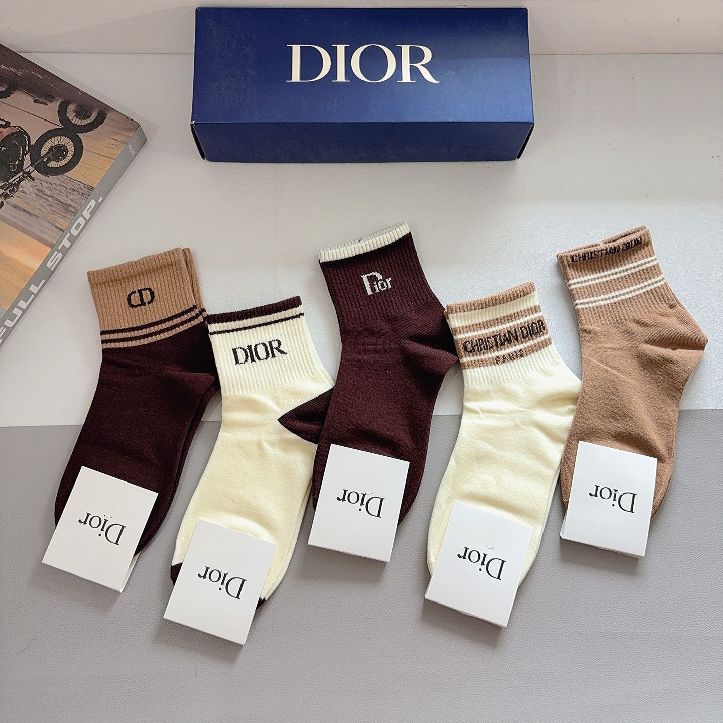 配包装（一盒5双） Dior 迪奥 新款中筒袜子！纯棉面料，火爆Ｄ图案，专柜同步袜 💛大牌出街，潮人必备